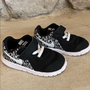 Nike flex experience w/ heart print